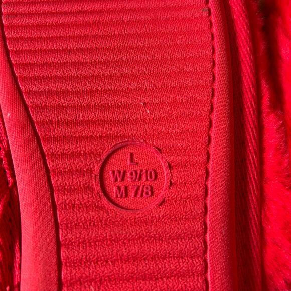 Wondershop Target Red Bullseye Fuzzy Slipper Holiday Large Women's 9-10 Mens 7/8 - Picture 4 of 8